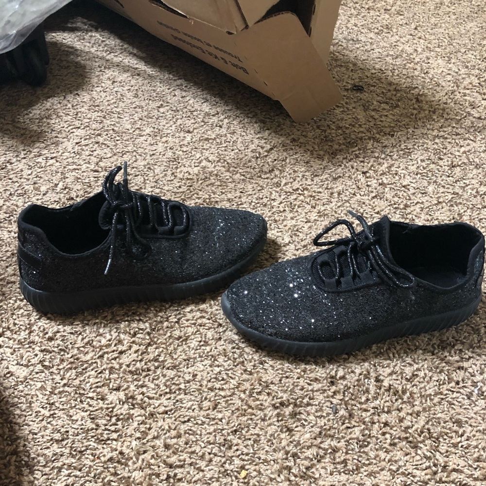 Athletic shoes